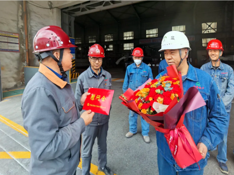 集團領(lǐng)導“五一”節(jié)前看望慰問新晉行業(yè)勞模