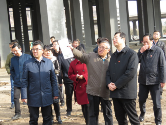 省委常委、西寧市委書記王曉在青海省物產(chǎn)集團(tuán)總公司黨委書記、總經(jīng)理王玉輝陪同下，深入青海物產(chǎn)朝陽(yáng)物流園區(qū)。