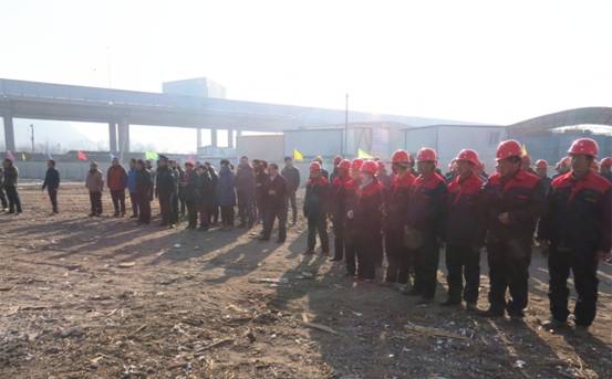 揚(yáng)鞭策馬喜圓發(fā)展夢(mèng)，萬(wàn)眾一心共筑新長(zhǎng)城